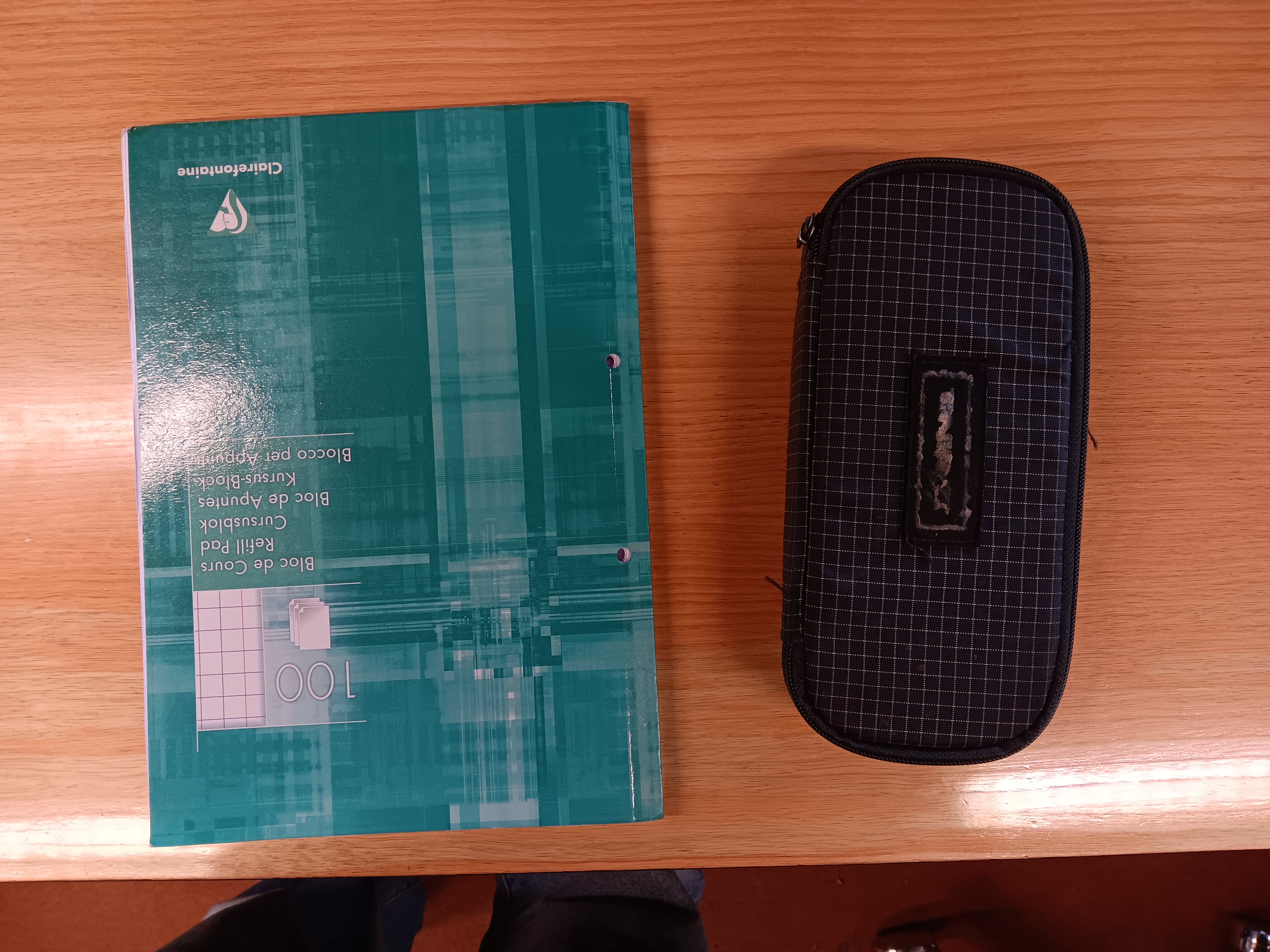 trousse et bloc de feuille